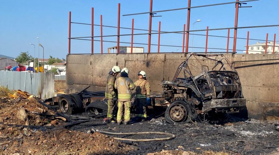 atasehirde park halindeki arac yandi dbpOTtpS