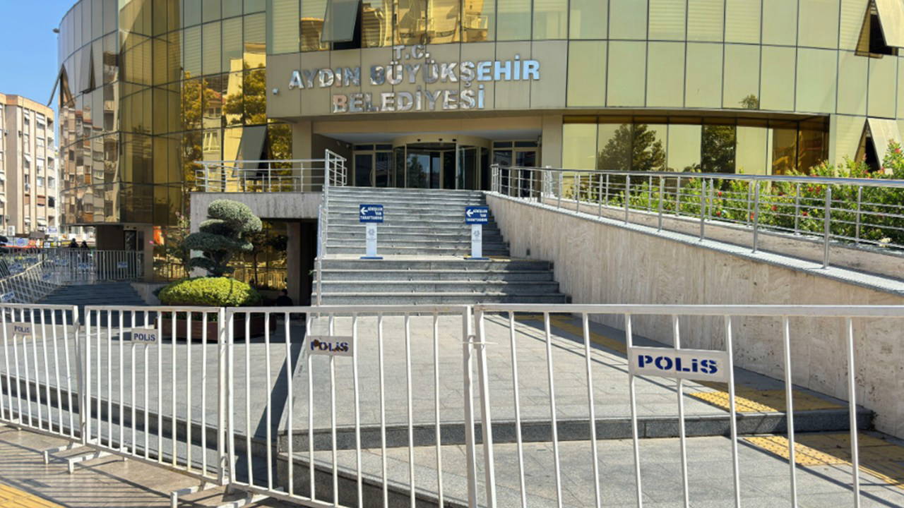 Aydın Büyükşehir Meclisi toplantısı öncesi bariyerli güvenlik önlemi