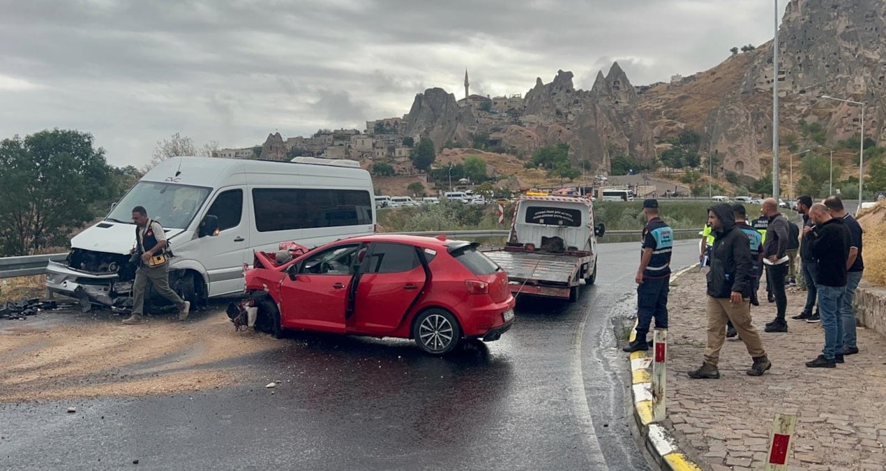 Nevşehir’de turist minibüsüyle otomobil çarpıştı: 6 yaralı