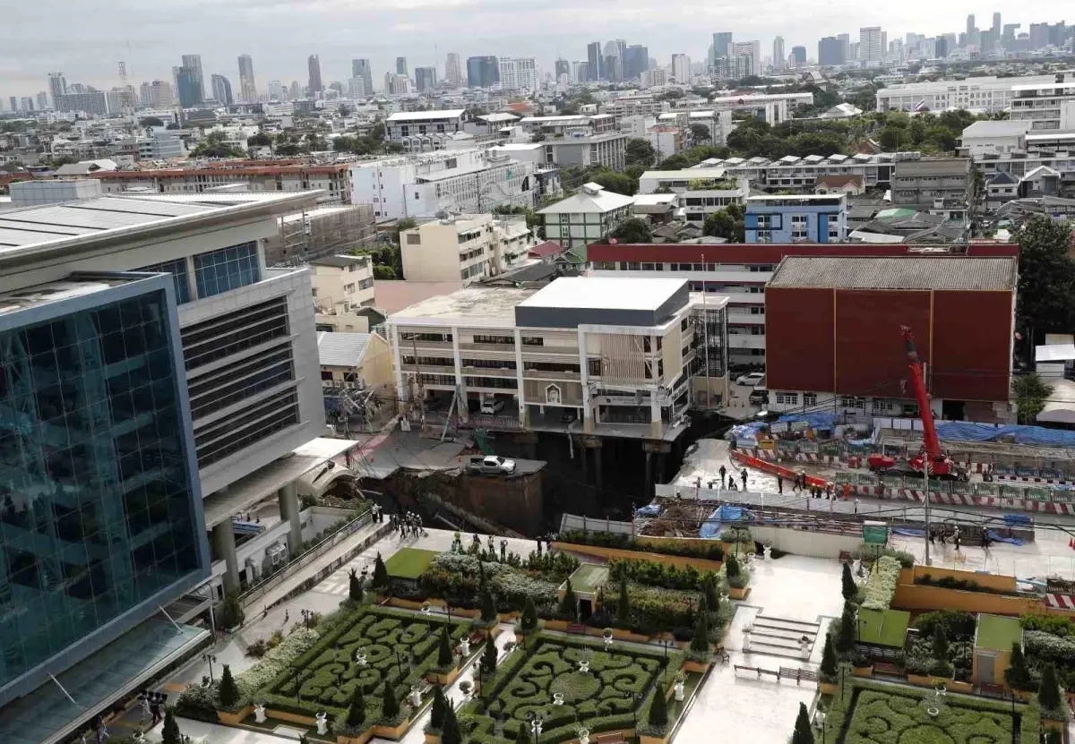 Yol çöktü, 50 metrelik çukur oluştu