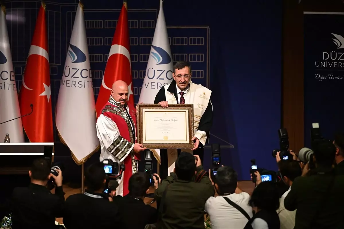Cumhurbaşkanı Yardımcısı Yılmaz’a Düzce Üniversitesinde “fahri profesörlük” ünvanı verildi