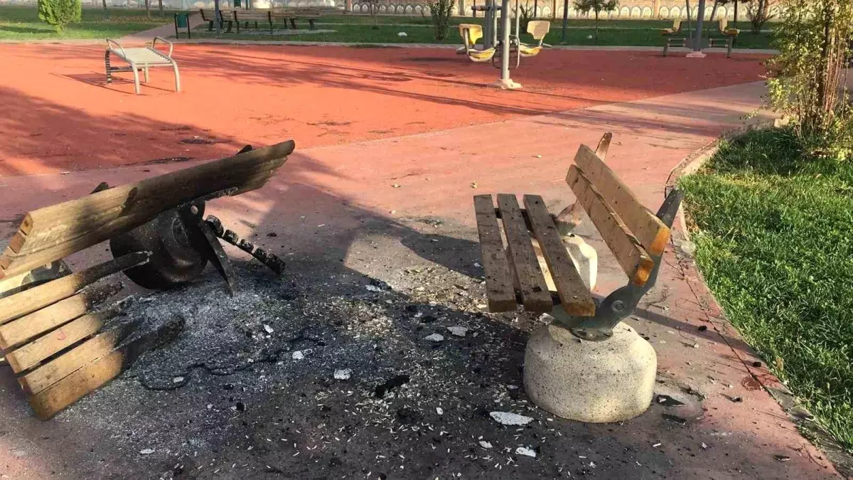 Diyarbakır’da Parklardaki Banklar Yakıldı