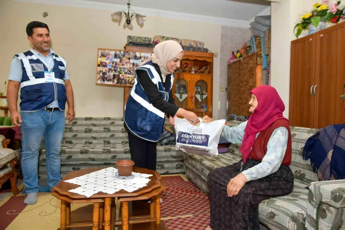 Esenyurt Belediyesi, Dünya Yaşlılar Günü’nde Yaşlıları Ziyaret Etti