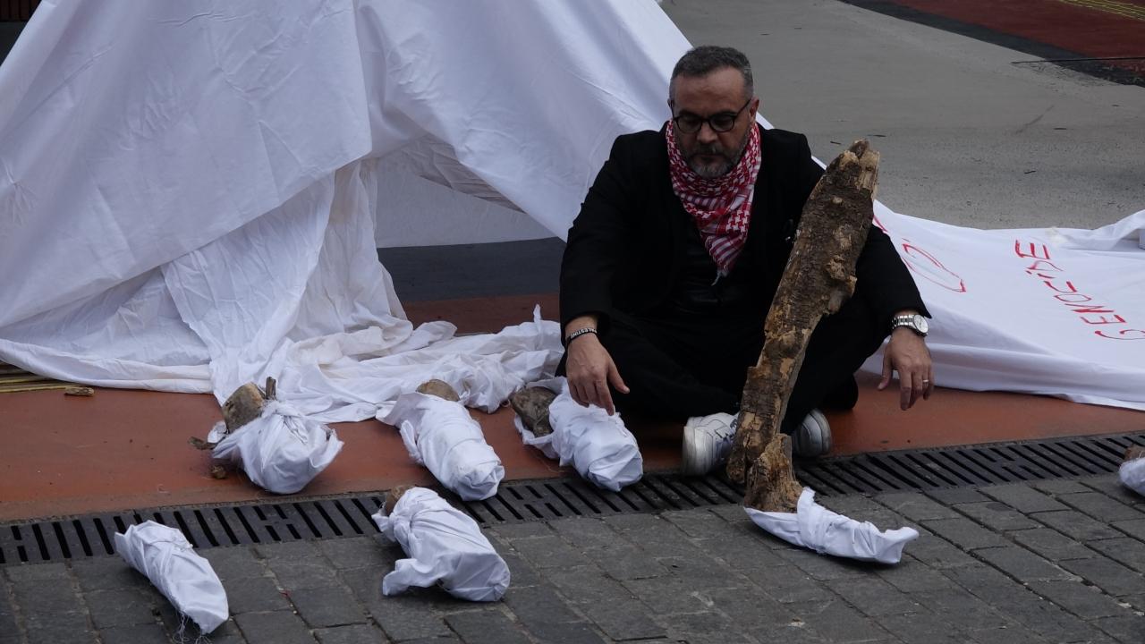 Gazze’de ölen bebeklere dikkat çekmek için kefenli eylem yaptı