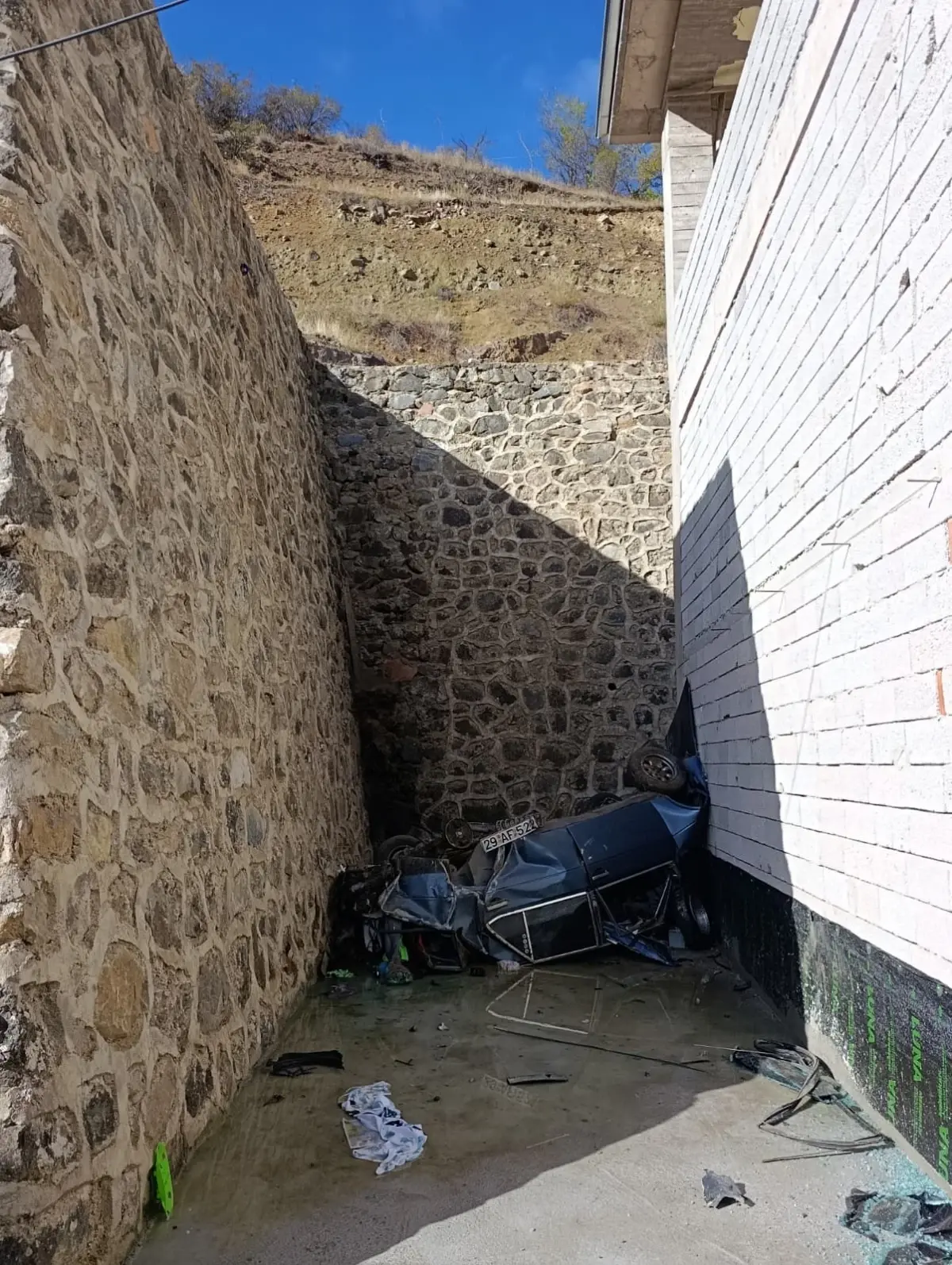 Gümüşhane’de Otomobil Otoparka Düştü: Sürücü Yaralandı