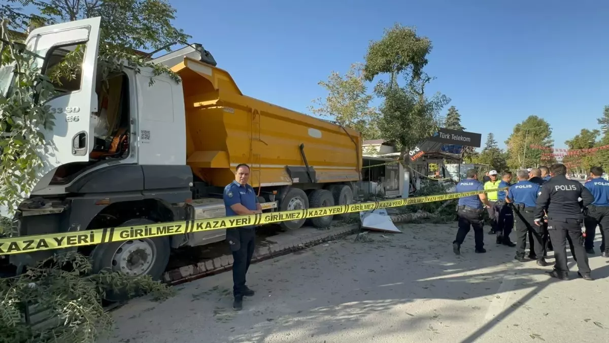 Malatya’da Freni Boşalan Kamyon Kazası