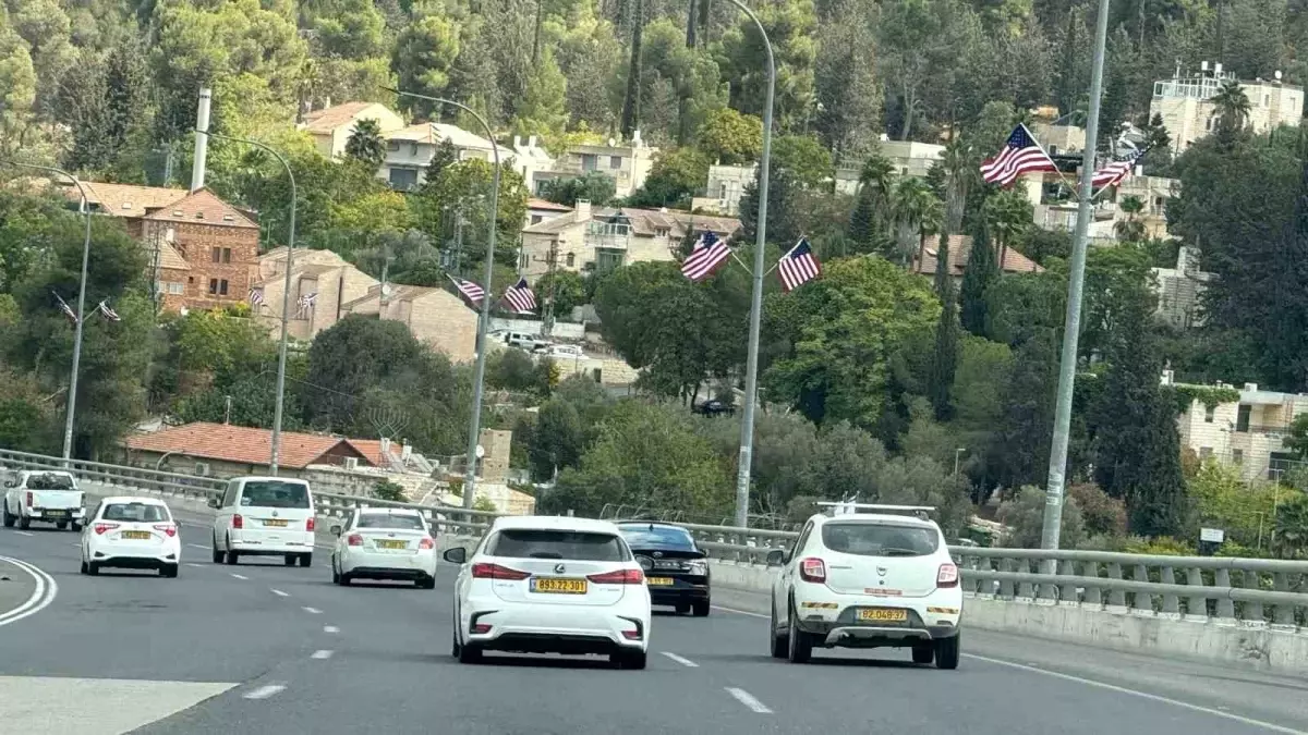 Tel Aviv’den Kudüs’e ziyaretçileri ABD bayrakları karşılıyor