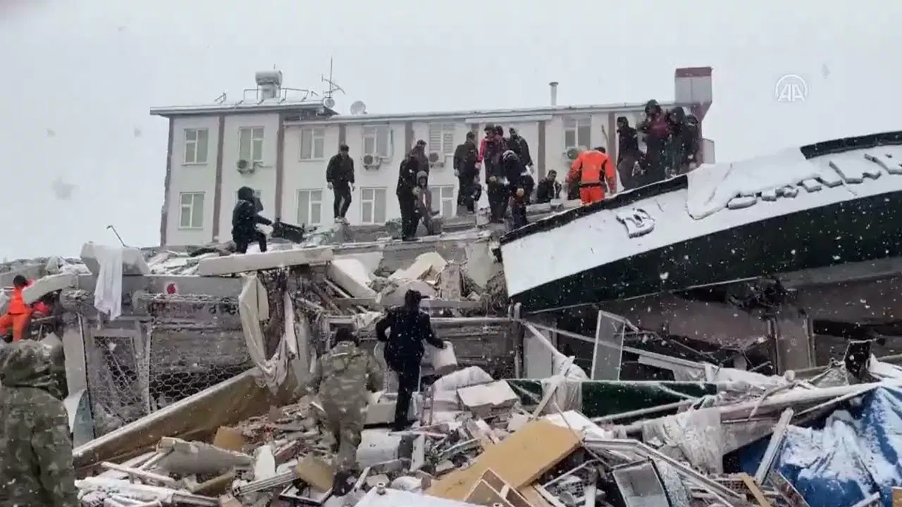 6 Şubat depremlerinde 16 kişiye mezar olmuştu: ‘Avşar Otel’ davasında firariler aranıyor, sanıklar tutuksuz!