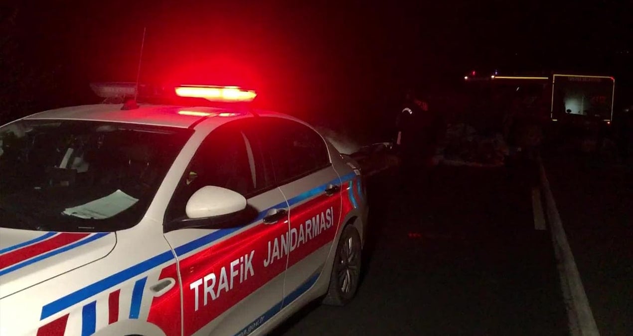 Amasya’da otomobil, yem yüklü traktör römorkuna çarptı