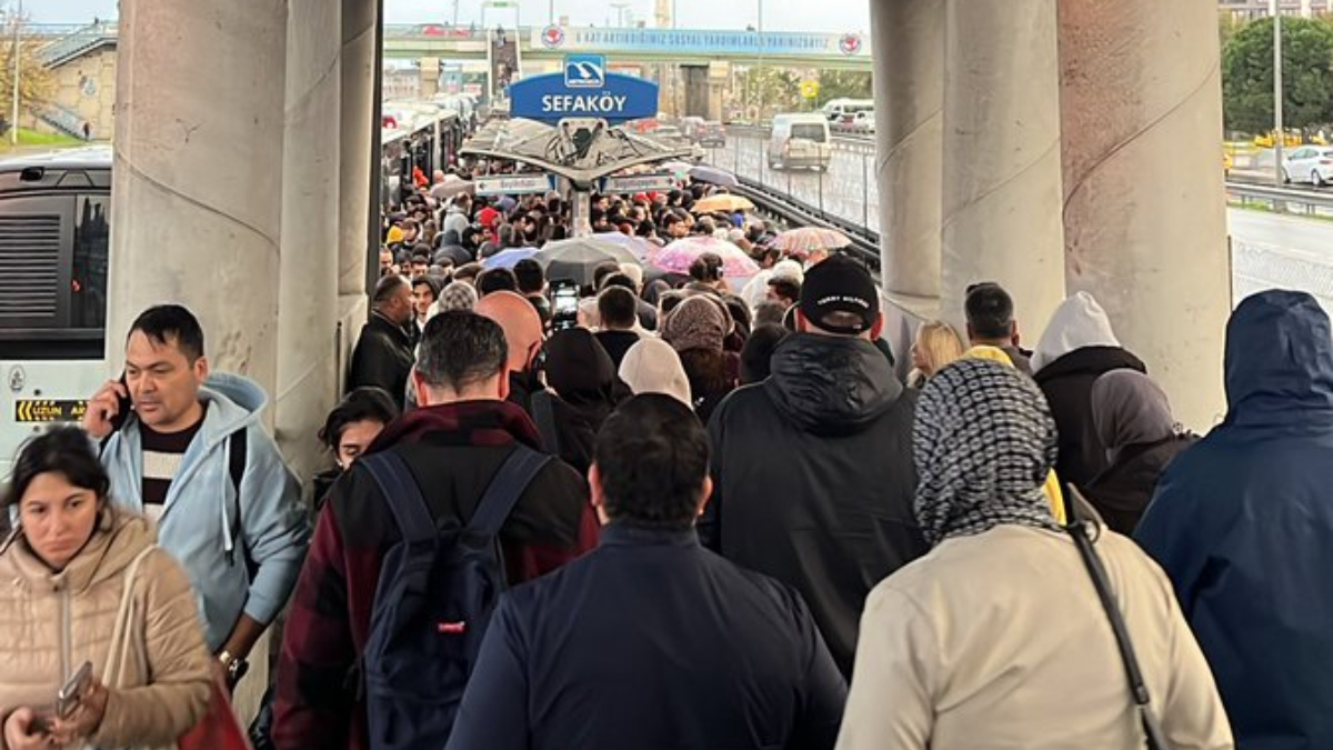 İstanbul’da metrobüs seferleri durdu