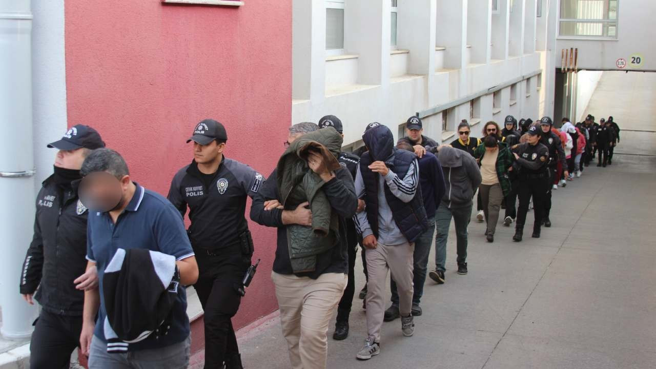 Müteahhitleri 19 milyon lira dolandıran şebeke çökertildi: 23 ilde dev operasyon