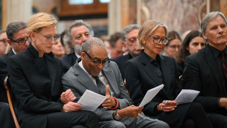 Papa Vatikan’da Hollywood yıldızlarıyla buluştu