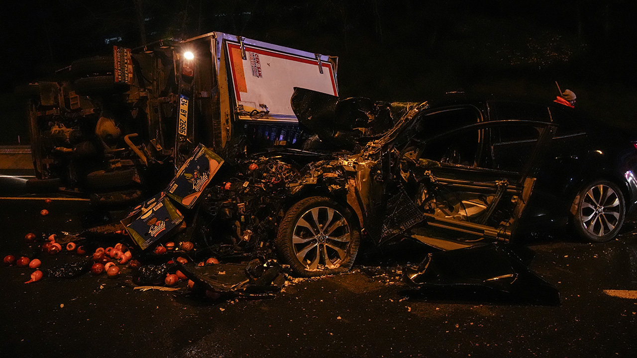 TEM’de kaza: Otomobil kamyonete çarptı, 2 kişi yaralandı