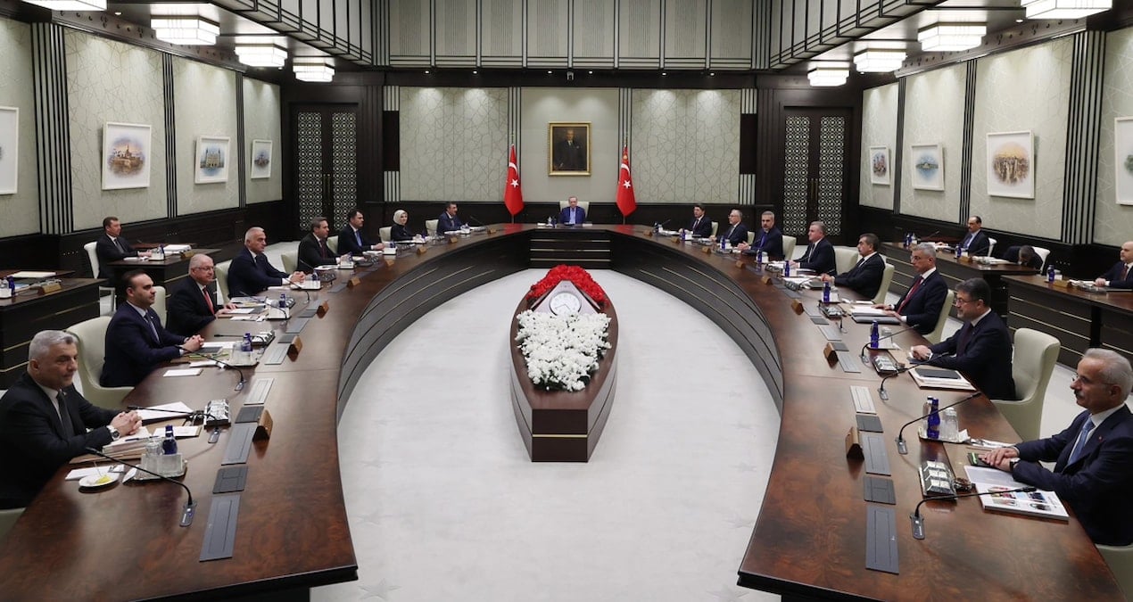 AKP ikiye bölündü: Yılbaşına günler kala Kabine mi değişiyor?