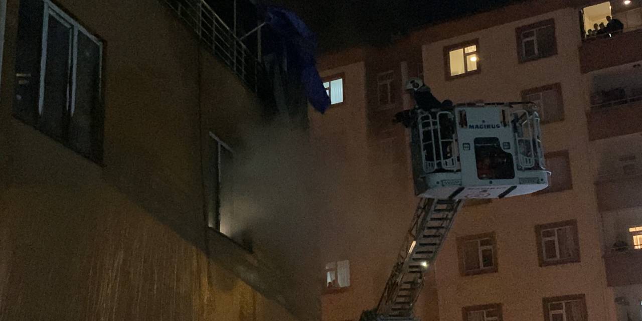 Akülü çay makinesi deposunda yangın paniği! İtfaiye ekipleri camları kırarak depoya girdi