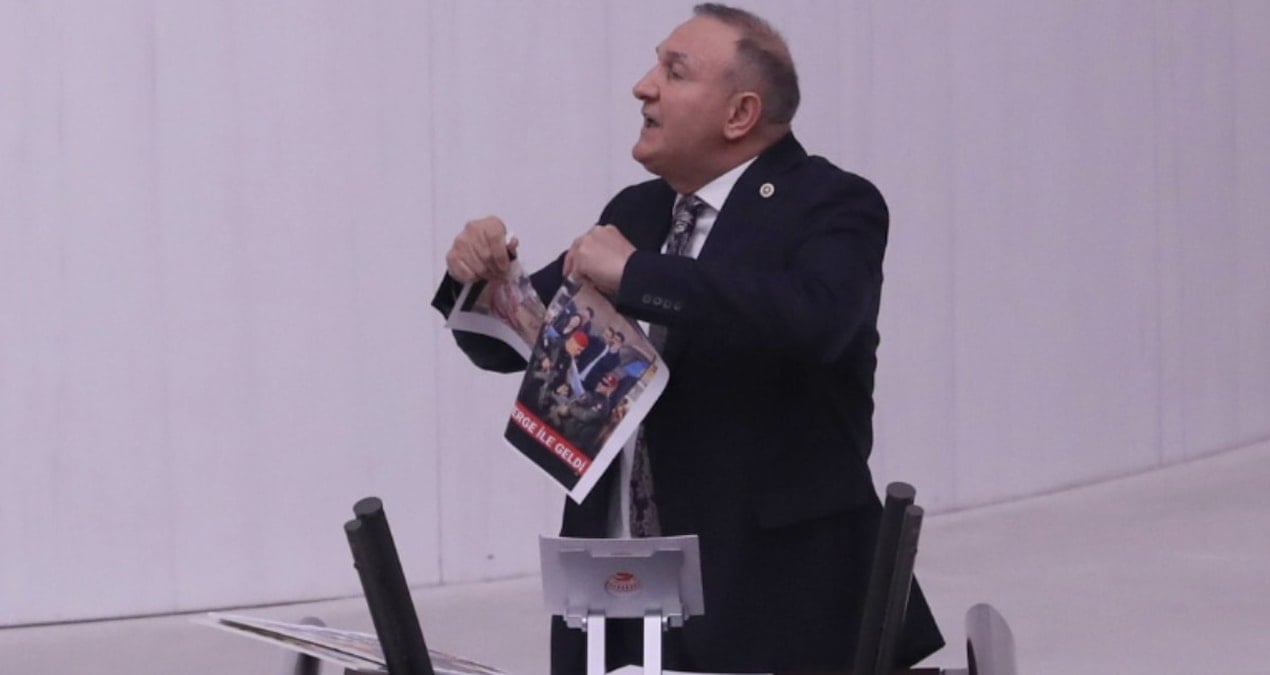 Apo’ya ‘şerefsiz’ deyip Barzani fotoğrafını yırttı