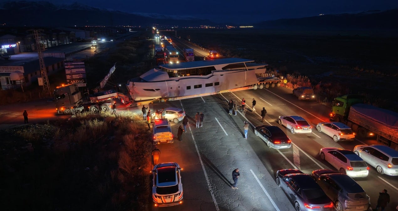 Erzurum’da ilginç anlar! Sürücüler şaştı kaldı; yat yolu kapattı