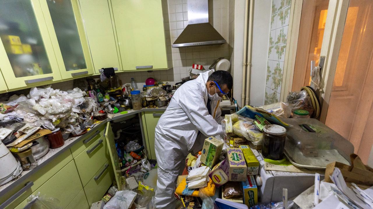 Eve giren ekipler şoke oldu: 4 kamyon çöp çıktı!