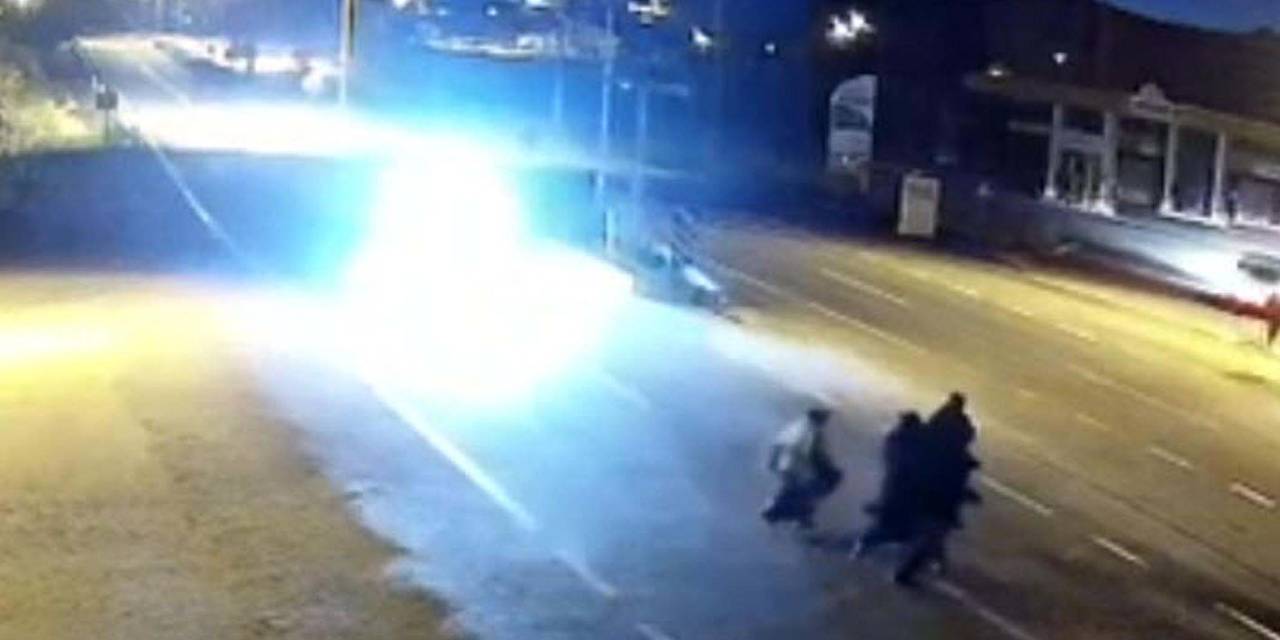 Karşıya geçmek isterken araba çarpan 3 kişi hayatını kaybetti: O anlar kamerada!