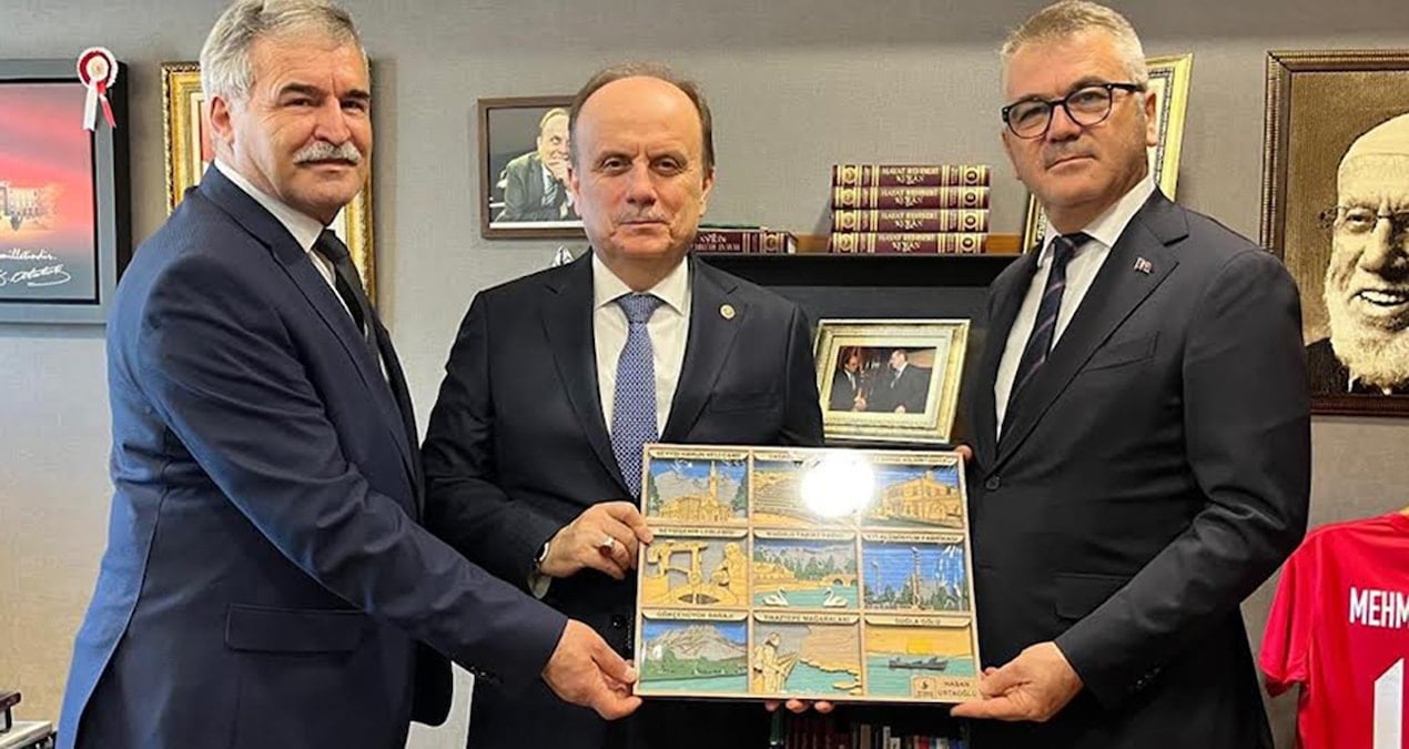 Parti değiştirdi, tehdidi unuttu, hediye götürdü