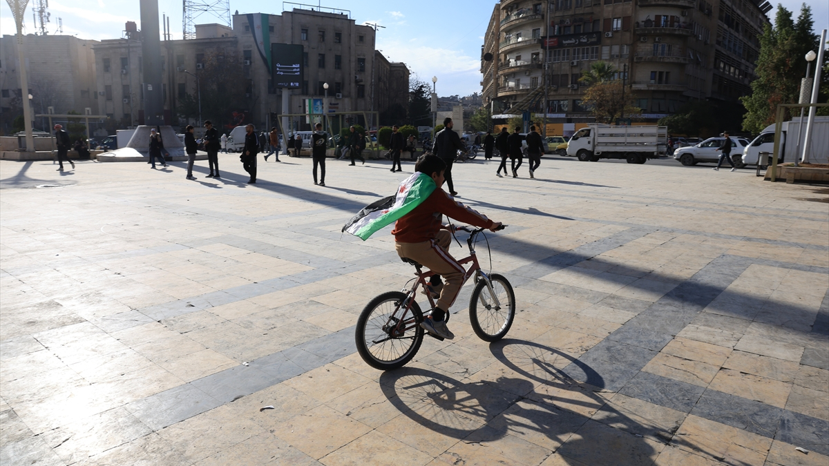 Suriye’de kutlamalara gölge düşürme çabası: Emevi Meydanı’nda patlama