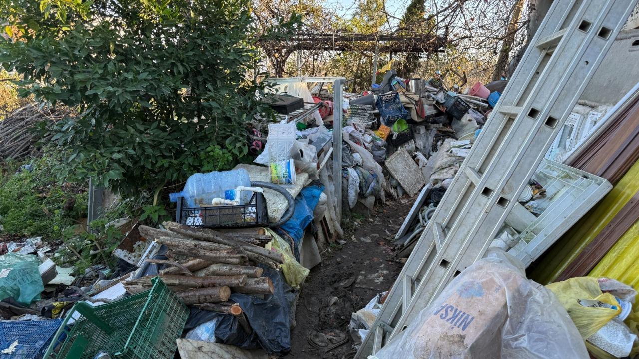Trabzon’da 3 evden tonlarca çöp çıktı