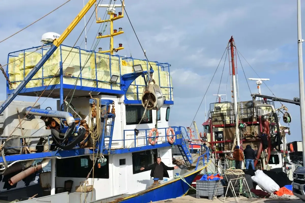 Ege Balıkçıları Fırtına Nedeniyle Tekne Bakımında