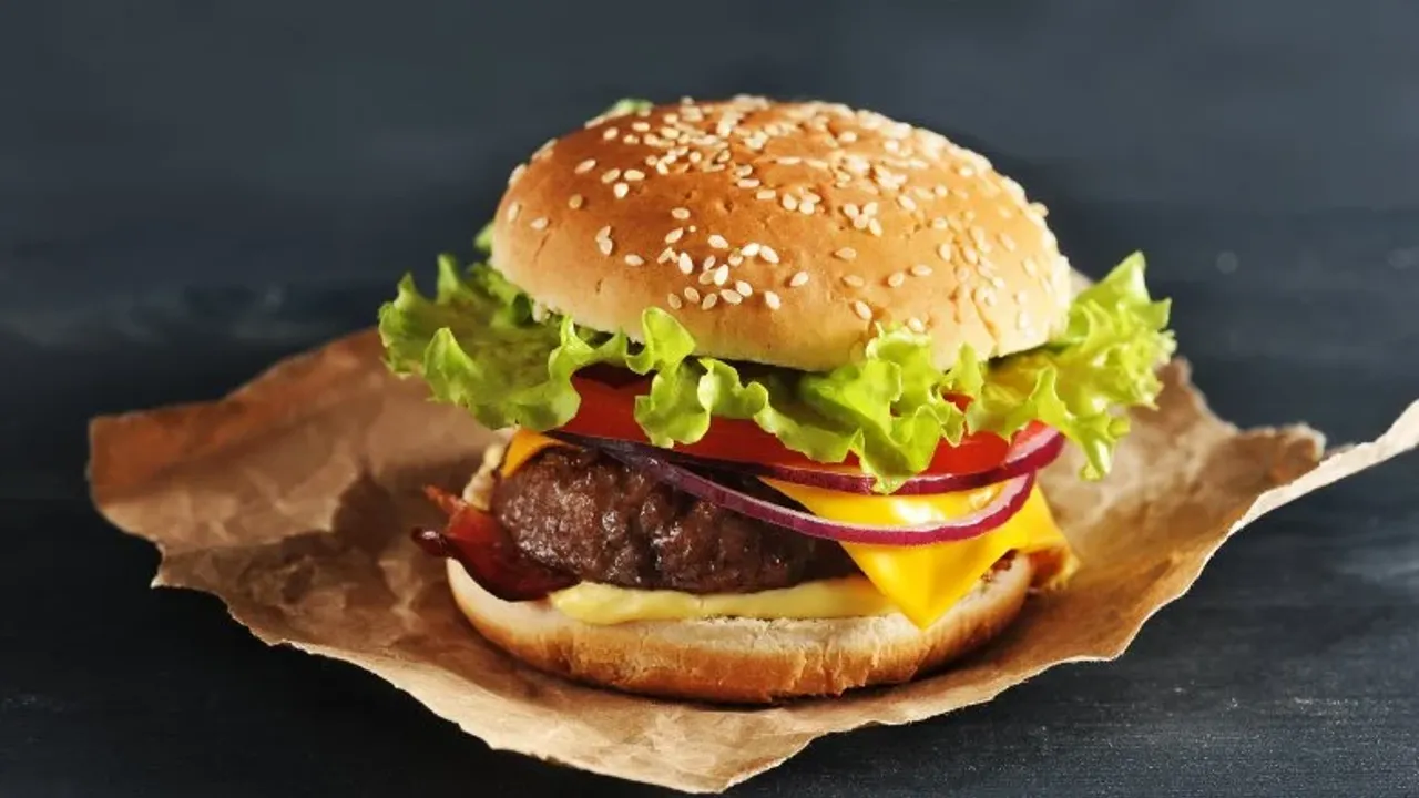 Dünyanın en pahalı hamburgeri Türkiye’de: 2,5 saat mesaiye 1 hamburger
