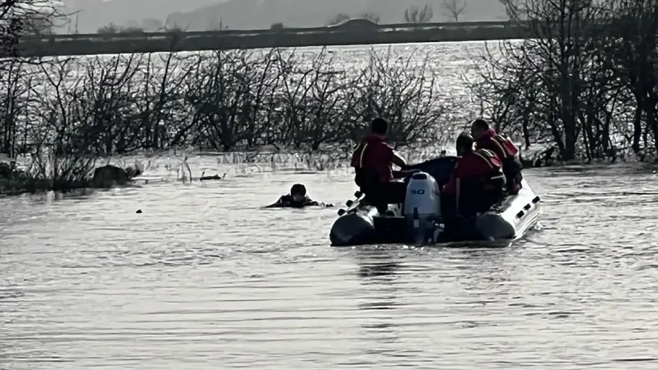 Gölet kenarında kaybolan genç için arama çalışmaları başladı