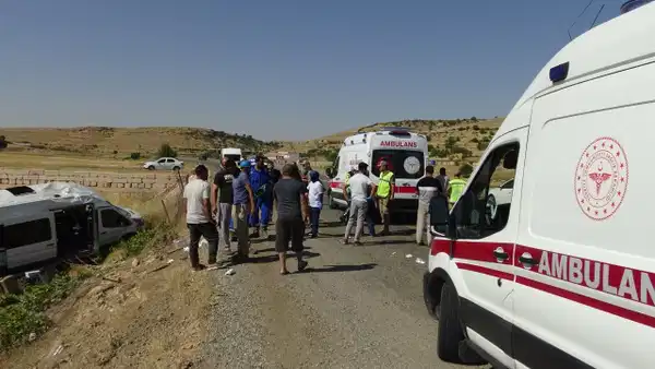 Batmanda minibus ile otomobil carpisti cok sayida yarali var rSiODQSy